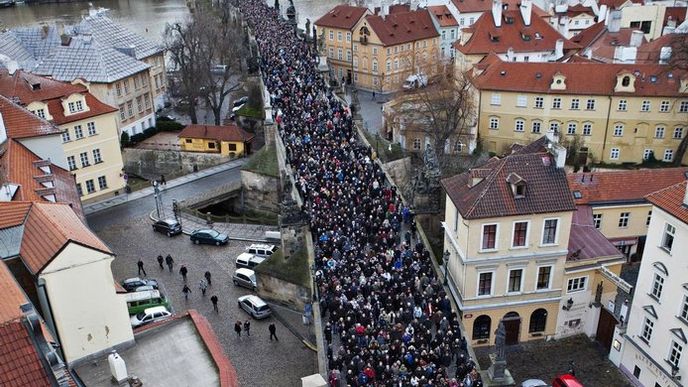 Smuteční průvod s ostatky bývalého prezidenta Václava Havla procházel přes Karlův most. Smuteční průvod s ostatky bývalého prezidenta Václava Havla procházel přes Karlův most.