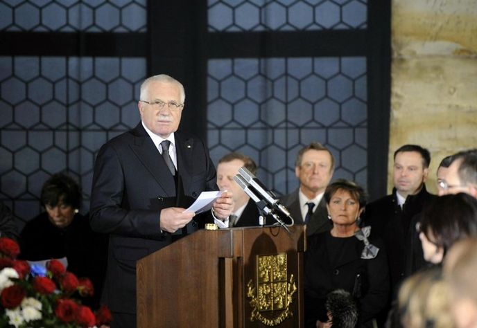 Prezident Václav Klaus při smutečním projevu za svého zemřelého předchůdce Václava Havla ve Vladislavském sále Pražského hradu. Prezident Václav Klaus při smutečním projevu za svého zemřelého předchůdce Václava Havla ve Vladislavském sále Pražského hradu.