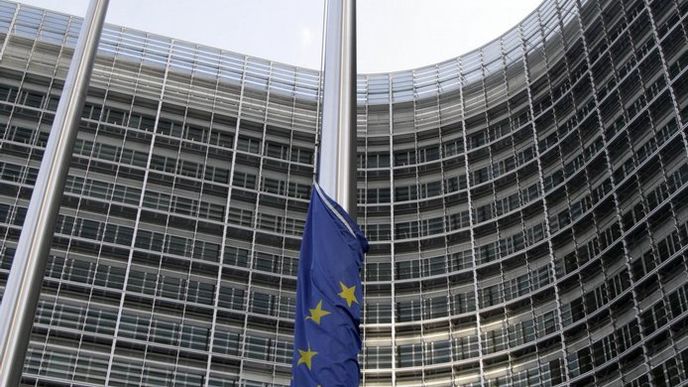 Evropská komise - vlajky na půl žerdi Evropská komise - vlajky na půl žerdi