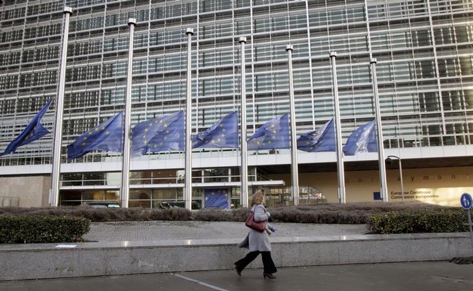 Evropská komise - vlajky na půl žerdi Evropská komise - vlajky na půl žerdi
