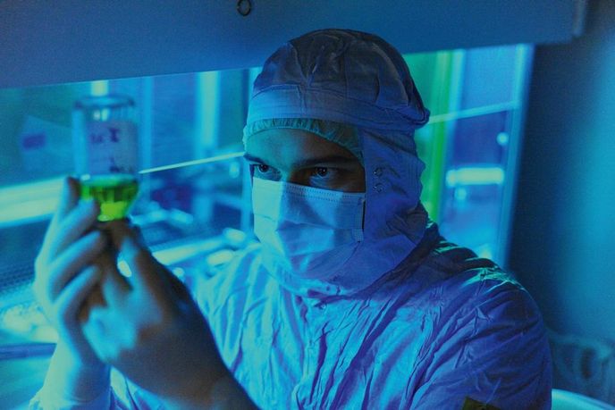 Výroba začíná v noci. Radioaktivní fluor se na cyklotronu začíná připravovat ve dvě hodiny ráno. Ve čtyři laboranti spustí výrobu glukózy s fluorem pro vyšetření na PET kamerách. Kolem páté se
přípravek odváží do nemocnice, aby v sedm mohl dostat dávku první pacient. Výroba začíná v noci. Radioaktivní fluor se na cyklotronu začíná připravovat ve dvě hodiny ráno. Ve čtyři laboranti spustí výrobu glukózy s fluorem pro vyšetření na PET kamerách. Kolem páté se
přípravek odváží do nemocnice, aby v sedm mohl dostat dávku první pacient.