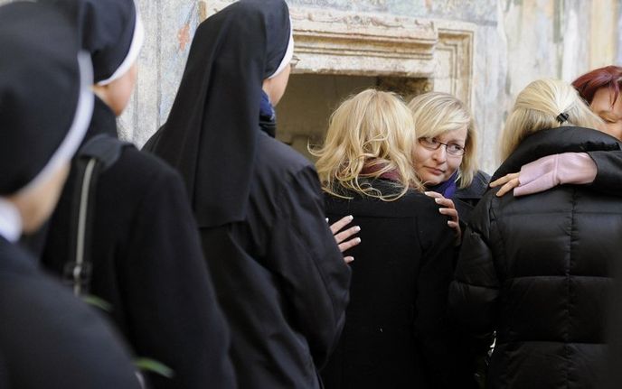 V Pražské křižovatce se lidé rozloučili s Václavem Havlem. Na snímku vdova Dagmar Havlová (zády vlevo) a jejídcera Nina (zády vpravo) přijímají kondolence. V Pražské křižovatce se lidé rozloučili s Václavem Havlem. Na snímku vdova Dagmar Havlová (zády vlevo) a jejídcera Nina (zády vpravo) přijímají kondolence.