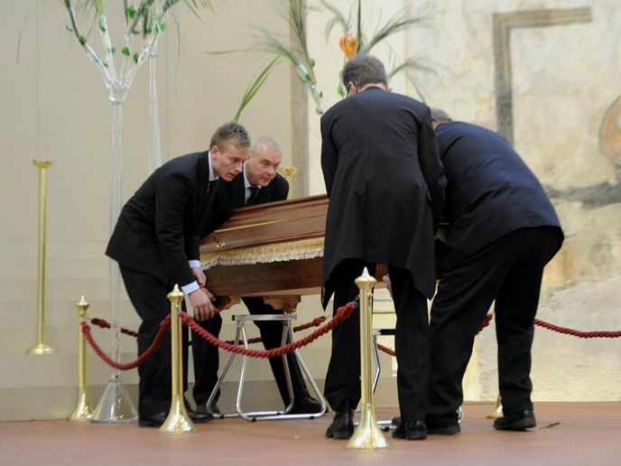 ostatky bývalého prezidenta Václava Havla byly vystaveny v Pražské křižovatce v pražské Zlaté ulici ostatky bývalého prezidenta Václava Havla byly vystaveny v Pražské křižovatce v pražské Zlaté ulici
