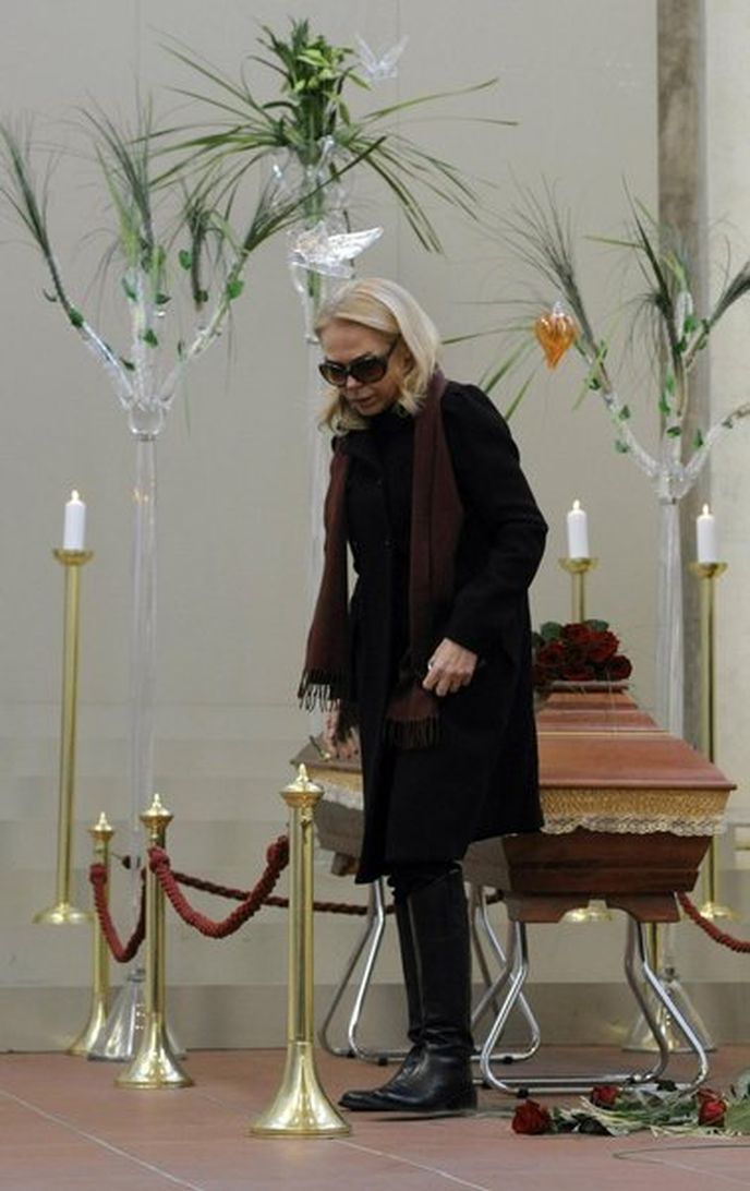 Dagmar Havlová u rakve svého muže Dagmar Havlová u rakve svého muže