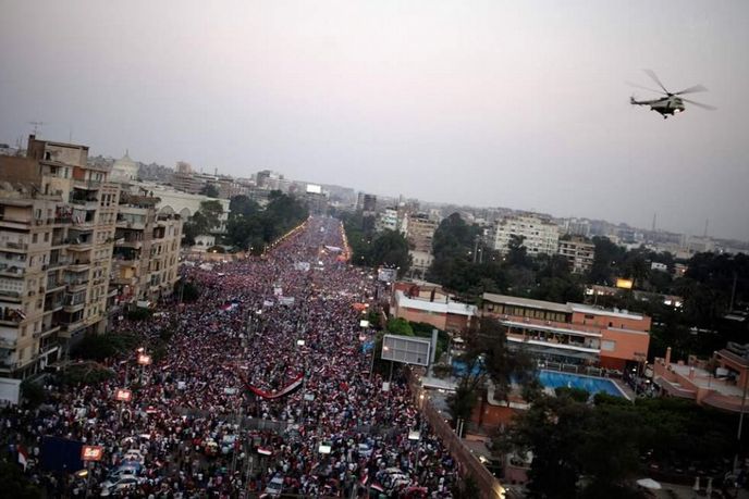Pád Mursího nadšeně přivítaly statisíce lidí, kteří proti režimu Muslimského bratrstva v posledních čtyřech dnech protestovali v ulicích velkých egyptských měst. Pád Mursího nadšeně přivítaly statisíce lidí, kteří proti režimu Muslimského bratrstva v posledních čtyřech dnech protestovali v ulicích velkých egyptských měst.