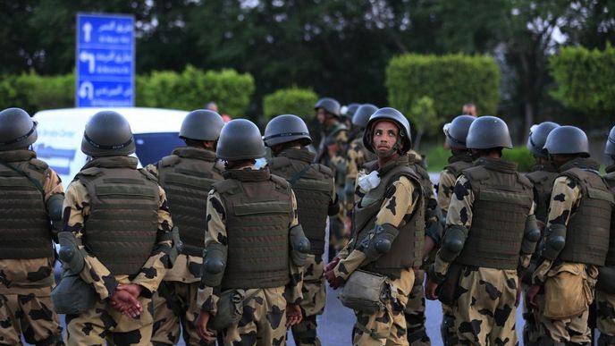 Vládu v Egyptě převzala armáda, vojáci obsadily klíčové budovy v Káhiře Vládu v Egyptě převzala armáda, vojáci obsadily klíčové budovy v Káhiře