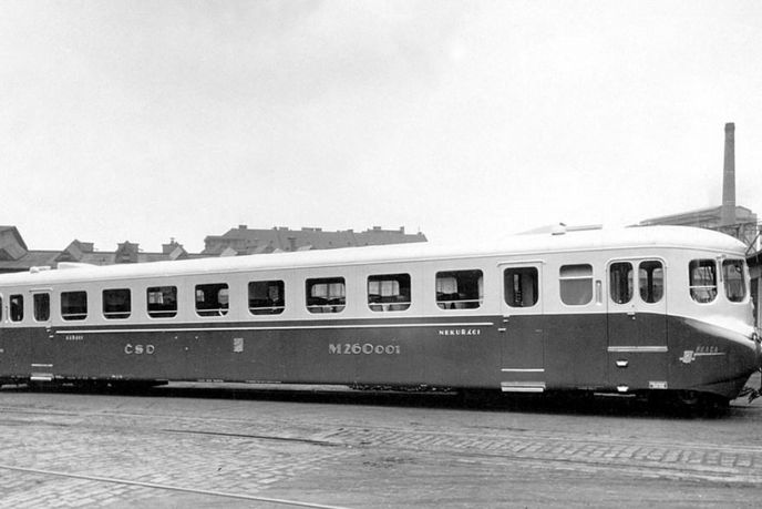 M 260.001, přezdívaný Stříbrný šíp (Archiv ČD) M 260.001, přezdívaný Stříbrný šíp (Archiv ČD)