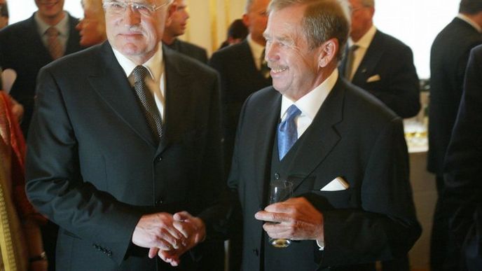 Václav Havel se svým nástupcem Václavem Klausem v roce 2008 Václav Havel se svým nástupcem Václavem Klausem v roce 2008