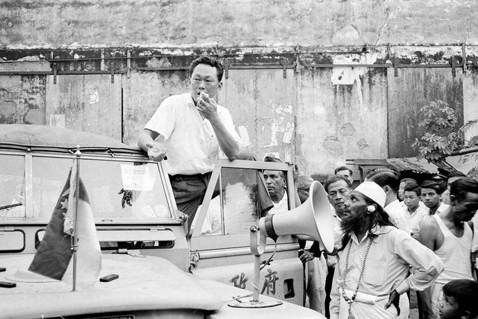 Zakladatel moderního Singapuru Lee Kuan Yew prý v samostatnost země nevěřil. V roce 1964 se s tím ale fanouškům strany PAP na ulici nesvěřoval Zakladatel moderního Singapuru Lee Kuan Yew prý v samostatnost země nevěřil. V roce 1964 se s tím ale fanouškům strany PAP na ulici nesvěřoval