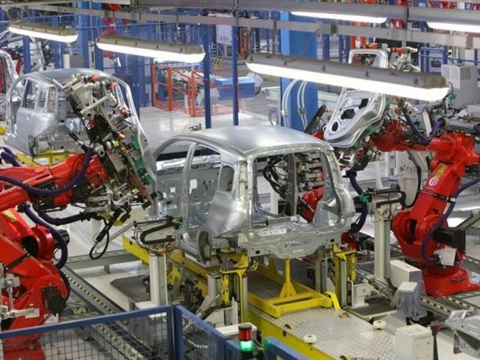 Nová Panda sjíždí z linek bývalého závodu Alfy Romeo v Pomigliano d'Arco nedaleko Neapole. Za vývoj vozu a rozšíření závodu Fiat utratil 800 milionů eur. Nová Panda sjíždí z linek bývalého závodu Alfy Romeo v Pomigliano d'Arco nedaleko Neapole. Za vývoj vozu a rozšíření závodu Fiat utratil 800 milionů eur.