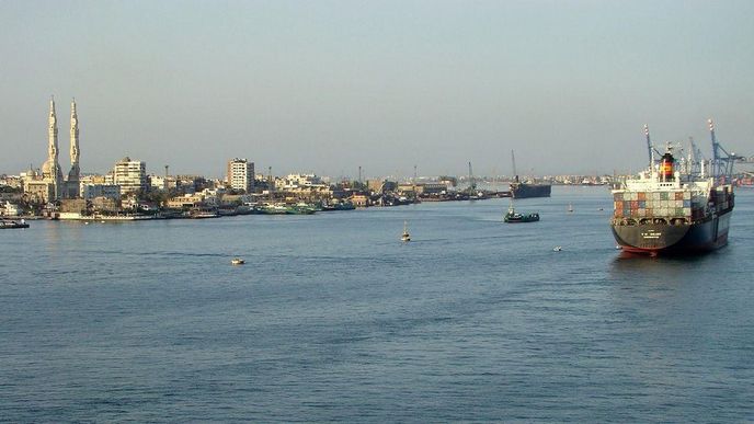 Ústí Suezského průplavu do Středozemního moře v přístavu Port Said Ústí Suezského průplavu do Středozemního moře v přístavu Port Said