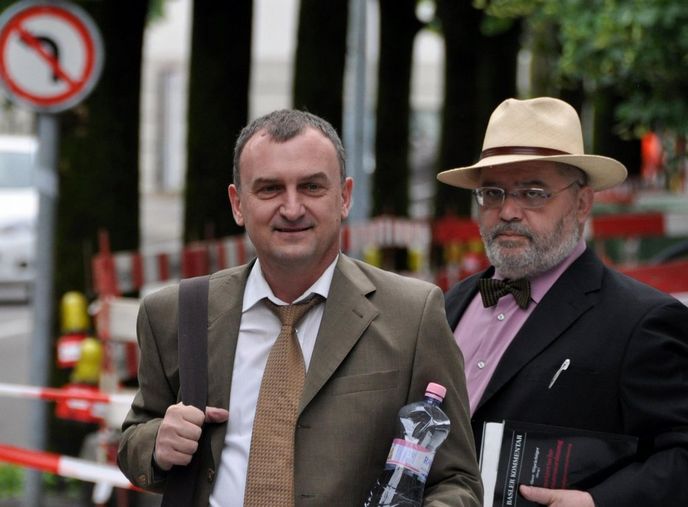 Antonín Koláček (vlevo) a advokát Pavel Kavínek se dostavili ve švýcarské Bellinzoně k druhé části procesu v kauze privatizace Mostecké uhelné společnosti (MUS). Antonín Koláček (vlevo) a advokát Pavel Kavínek se dostavili ve švýcarské Bellinzoně k druhé části procesu v kauze privatizace Mostecké uhelné společnosti (MUS).