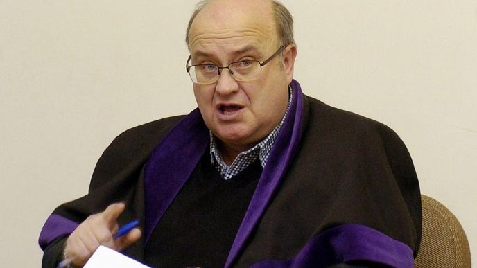Útvar pro odhalování organizovaného zločinu vede trestní řízení proti soudci Obvodního soudu pro Prahu 2 Ondřeji Havlínovi (na archivním snímku z 24. ledna 2006). Soud to uvedl v tiskovém prohlášení. Podle vrchní státní zástupkyně Lenky Bradáčové se řízení týká více osob z justičního prostředí. Havlína loni Nejvyšší správní soud kárně potrestal snížením platu za to, že se snažil ovlivňovat proces Jana Harangozzy známého z kauzy kolem konkurzního soudce Jiřího Berky. Útvar pro odhalování organizovaného zločinu vede trestní řízení proti soudci Obvodního soudu pro Prahu 2 Ondřeji Havlínovi (na archivním snímku z 24. ledna 2006). Soud to uvedl v tiskovém prohlášení. Podle vrchní státní zástupkyně Lenky Bradáčové se řízení týká více osob z justičního prostředí. Havlína loni Nejvyšší správní soud kárně potrestal snížením platu za to, že se snažil ovlivňovat proces Jana Harangozzy známého z kauzy kolem konkurzního soudce Jiřího Berky.