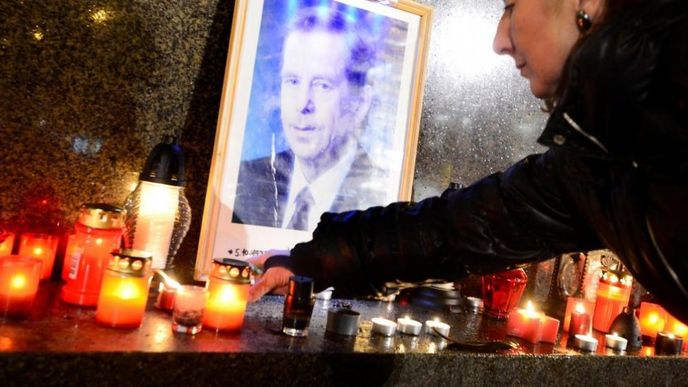 horní část Václavského náměstí v Praze v noci na 18. prosince. Lidé si tu připomínají první výročí úmrtí bývalého prezidenta Václava Havla. (foto ČTK) horní část Václavského náměstí v Praze v noci na 18. prosince. Lidé si tu připomínají první výročí úmrtí bývalého prezidenta Václava Havla. (foto ČTK)