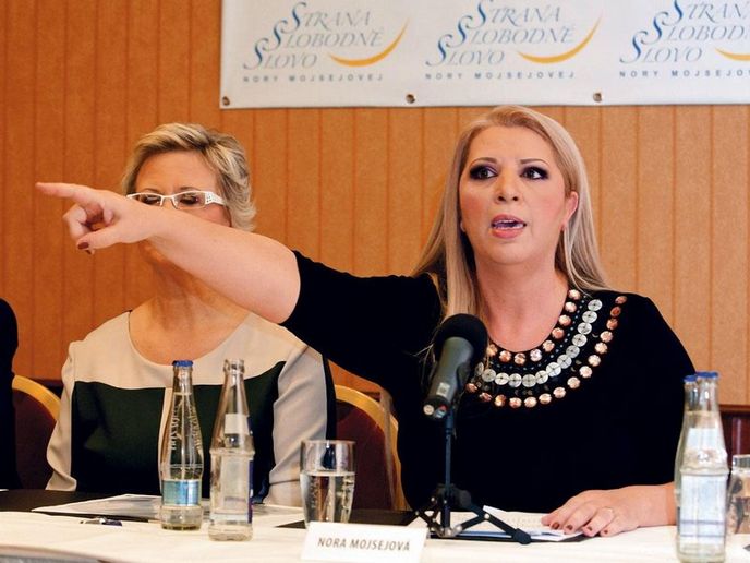 Mnohem vážněji bere politickou kariéru košická podnikatelka Nora Mojsejová, známá
z televizních pořadů. Její Strana svobodné slovo slibuje zvýšení minimální mzdy, důchodů, jednodušší podnikání a to, že sáhne Romům na sociální dávky. „A budu i krev plivat, abych to všechno splnila,“ tvrdí Mojsejová. Mnohem vážněji bere politickou kariéru košická podnikatelka Nora Mojsejová, známá
z televizních pořadů. Její Strana svobodné slovo slibuje zvýšení minimální mzdy, důchodů, jednodušší podnikání a to, že sáhne Romům na sociální dávky. „A budu i krev plivat, abych to všechno splnila,“ tvrdí Mojsejová.