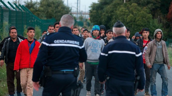 Francouzská policie se snaží držet migranty dál od eurotunelu Francouzská policie se snaží držet migranty dál od eurotunelu