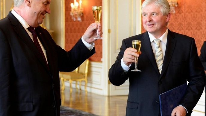 Prezident Miloš Zeman (vlevo) jmenoval 25. června na Pražském hradě novým premiérem bývalého ministra financí Jiřího Rusnoka (vpravo). Prezident Miloš Zeman (vlevo) jmenoval 25. června na Pražském hradě novým premiérem bývalého ministra financí Jiřího Rusnoka (vpravo).