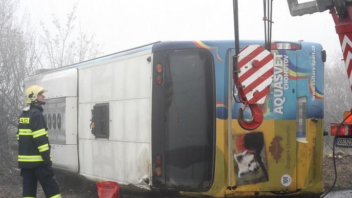 nehoda autobusu se školáky u Panenského Týnce nehoda autobusu se školáky u Panenského Týnce