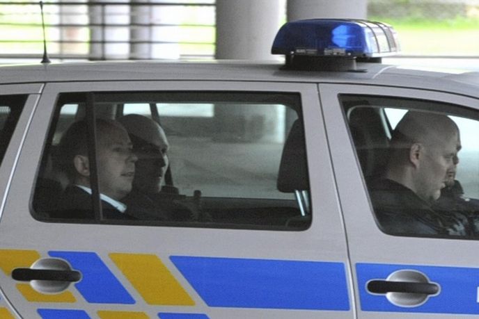 Policisté odvážejí Marka Šnajdra od soudu v Ostravě Policisté odvážejí Marka Šnajdra od soudu v Ostravě