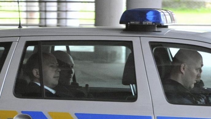Policisté odvážejí Marka Šnajdra od soudu v Ostravě Policisté odvážejí Marka Šnajdra od soudu v Ostravě