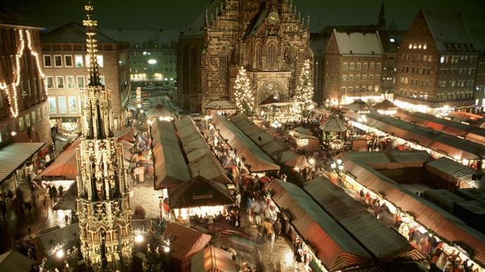 Na stánky rozprostřené na norimberském náměstí Hauptmarkt shlíží fasáda mariánského kostela založeného Karlem IV. Na stánky rozprostřené na norimberském náměstí Hauptmarkt shlíží fasáda mariánského kostela založeného Karlem IV.