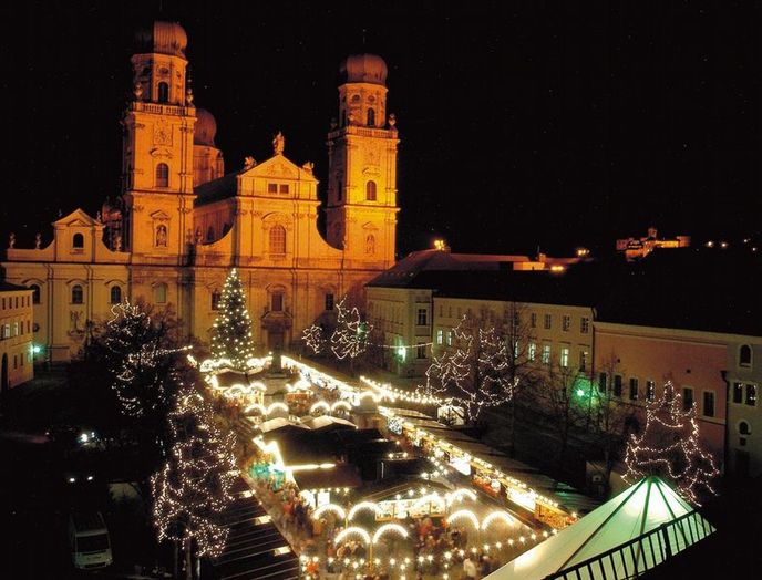 V Pasově (Passau), „městě tří řek“, dominuje vánočnímu tržišti monumentální průčelí barokního dómu V Pasově (Passau), „městě tří řek“, dominuje vánočnímu tržišti monumentální průčelí barokního dómu
