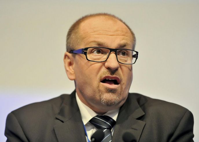 Nečasův protikandidát v boji o předsednickou funkci, exministr Ivan Fuksa, získal jen 178 hlasů z 592. (Foto ČTK) Nečasův protikandidát v boji o předsednickou funkci, exministr Ivan Fuksa, získal jen 178 hlasů z 592. (Foto ČTK)