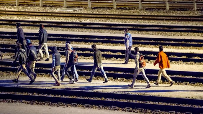 Po kolejích. Parta migrantů se ve francouzském Calais chystá dostat do Anglie po kolejích tunelu pod Lamanšským průlivem Po kolejích. Parta migrantů se ve francouzském Calais chystá dostat do Anglie po kolejích tunelu pod Lamanšským průlivem