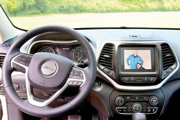 Dva hackeři nedávno unesli „na zkoušku“ Jeep Cherokee s motoristickým novinářem. Dva hackeři nedávno unesli „na zkoušku“ Jeep Cherokee s motoristickým novinářem.