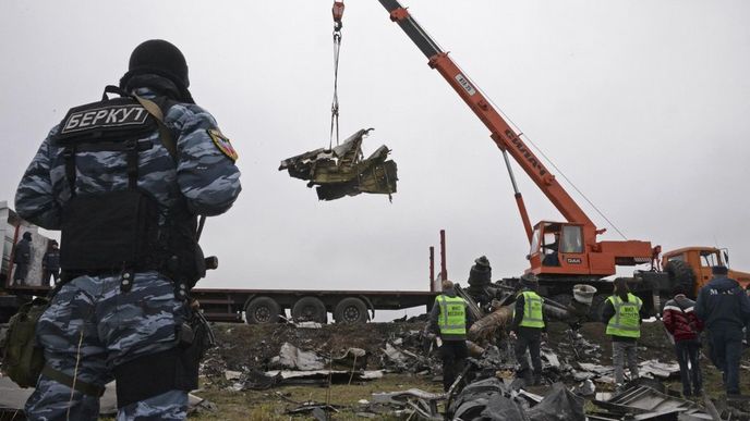 Sběr trosek letu MH17 na východě Ukrajiny Sběr trosek letu MH17 na východě Ukrajiny