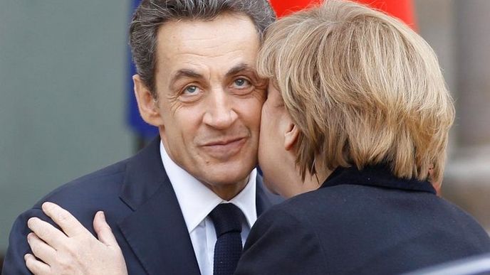 Německá kancléřka Angela Merkelová a francouzský prezident Nicolas Sarkozy trvají na změně smlouvy o Evropské unii, podle současných pravidel se dluhová krize podle nich vyřešit nedá. Německá kancléřka Angela Merkelová a francouzský prezident Nicolas Sarkozy trvají na změně smlouvy o Evropské unii, podle současných pravidel se dluhová krize podle nich vyřešit nedá.