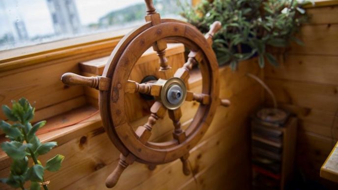 V případě, že majitel houseboatu připojí k lodi motory, kormidlo opět ožije. S tak velkou lodí je ale podle Kubíčka složité jezdit V případě, že majitel houseboatu připojí k lodi motory, kormidlo opět ožije. S tak velkou lodí je ale podle Kubíčka složité jezdit