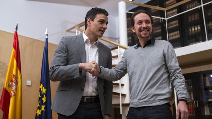 Lídr španělských socialistů Pedro Sánchez (vlevo) a Pablo Iglesias z Podemos (vpravo) Lídr španělských socialistů Pedro Sánchez (vlevo) a Pablo Iglesias z Podemos (vpravo)