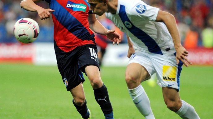 Jan Kopic (vlevo) v souboji o míč s libereckým Lukášem Pokorným Jan Kopic (vlevo) v souboji o míč s libereckým Lukášem Pokorným