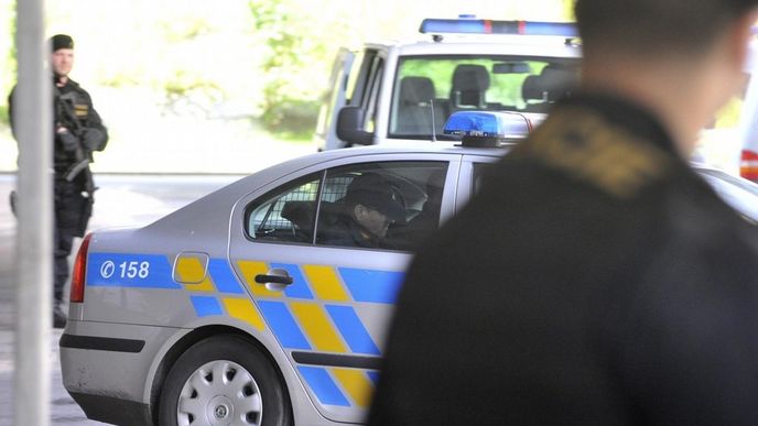 Policisté odvážejí od soudu v Ostravě do vazby bývalého ministra zemědělství Ivana Fuksu Policisté odvážejí od soudu v Ostravě do vazby bývalého ministra zemědělství Ivana Fuksu