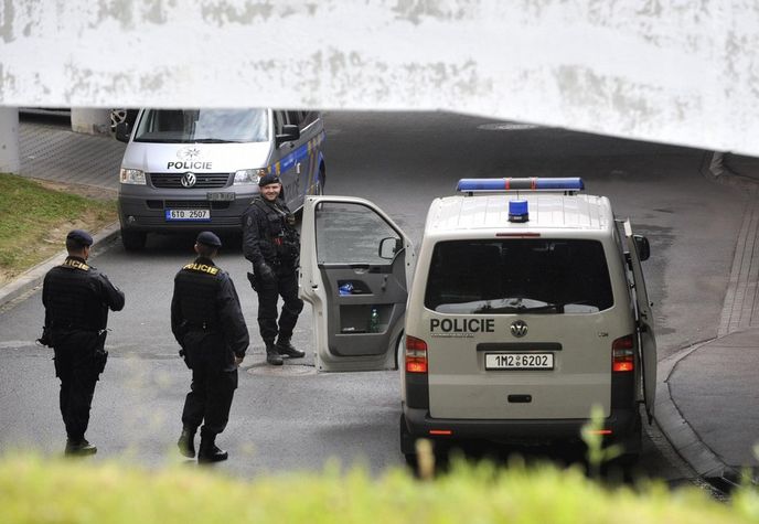 Policisté hlídkují před budovou soudu v Ostravě Policisté hlídkují před budovou soudu v Ostravě