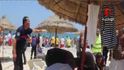 Záchranáří na snímcích z vysílání televize Tunisia TV1 ošetřují oběti útoku na pláži v Tunisku Záchranáří na snímcích z vysílání televize Tunisia TV1 ošetřují oběti útoku na pláži v Tunisku