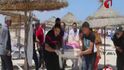 Záchranáří na snímcích z vysílání televize Tunisia TV1 ošetřují oběti útoku na pláži v Tunisku Záchranáří na snímcích z vysílání televize Tunisia TV1 ošetřují oběti útoku na pláži v Tunisku