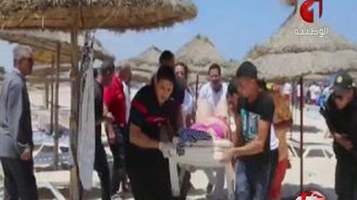 Na hotelových plážích v Tunisku útočil terorista, zabil desítky turistů Na hotelových plážích v Tunisku útočil terorista, zabil desítky turistů