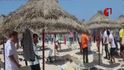 Záchranáří na snímcích z vysílání televize Tunisia TV1 ošetřují oběti útoku na pláži v Tunisku Záchranáří na snímcích z vysílání televize Tunisia TV1 ošetřují oběti útoku na pláži v Tunisku