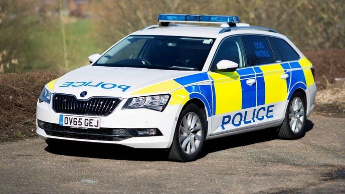 Škoda Superb míří k anglické policii. Bude vozit psy Škoda Superb míří k anglické policii. Bude vozit psy