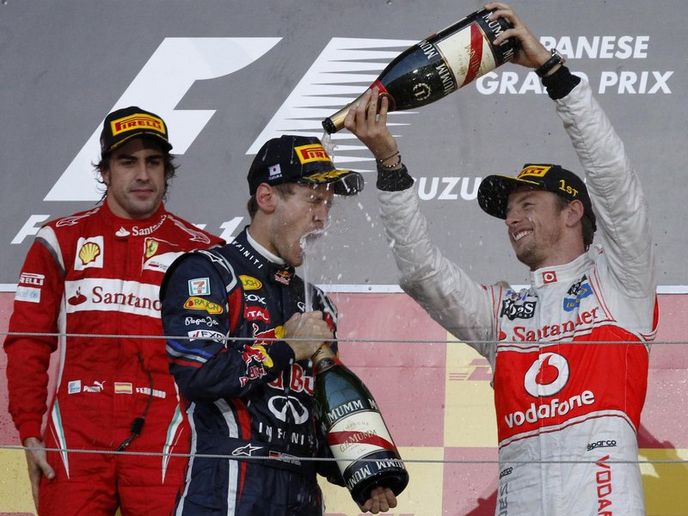 Stupně vítězů (zleva): Fernando Alonso, Sebastian Vettel, Jenson Button Stupně vítězů (zleva): Fernando Alonso, Sebastian Vettel, Jenson Button
