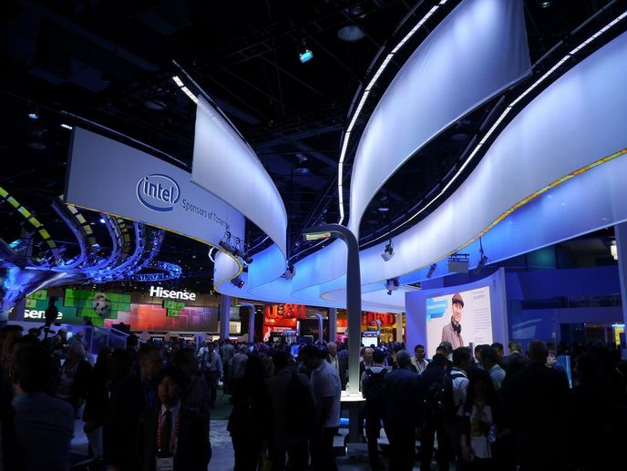 Na stánku Intelu byly k vidění především již známé ultrabooky, ale také tablety s procesory Intel Core a chytré telefony s Atomem Na stánku Intelu byly k vidění především již známé ultrabooky, ale také tablety s procesory Intel Core a chytré telefony s Atomem