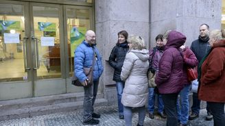 Dlouhá fronta na Lítačku. Pražané čekali na novou kartu desítky minut Dlouhá fronta na Lítačku. Pražané čekali na novou kartu desítky minut