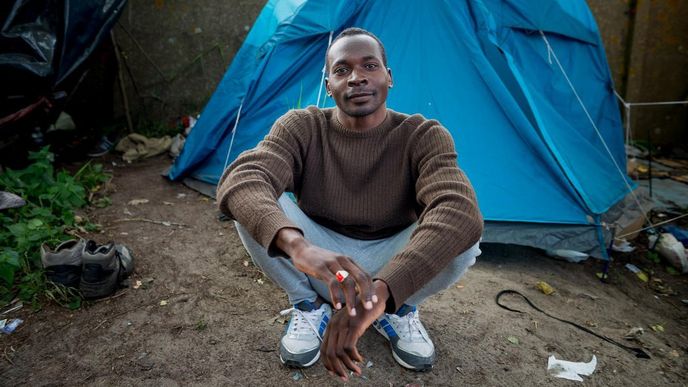 Migrant poblíž francouzského přístavu Calais Migrant poblíž francouzského přístavu Calais