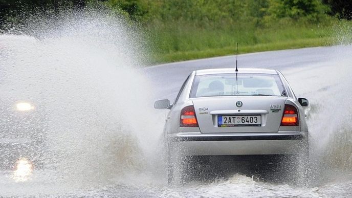 Zatopená silnice poblíž Berounky u Řevnic Zatopená silnice poblíž Berounky u Řevnic