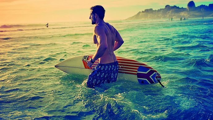 Brett Roux, jihoafrický model, muzikant a surfer, krátce - velký fešák (Modré šortky s kosočtverci H&M, 399 Kč) Brett Roux, jihoafrický model, muzikant a surfer, krátce - velký fešák (Modré šortky s kosočtverci H&M, 399 Kč)