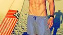 Na Bretta se usmálo záletné štěstí; spatřil dívku, která „přijela sem v kadilaku“ nebo v něčem podobném (Měňavé sluneční brýle H&M, 199 Kč; pruhované šortky Calzedonia, 799 Kč) Na Bretta se usmálo záletné štěstí; spatřil dívku, která „přijela sem v kadilaku“ nebo v něčem podobném (Měňavé sluneční brýle H&M, 199 Kč; pruhované šortky Calzedonia, 799 Kč)