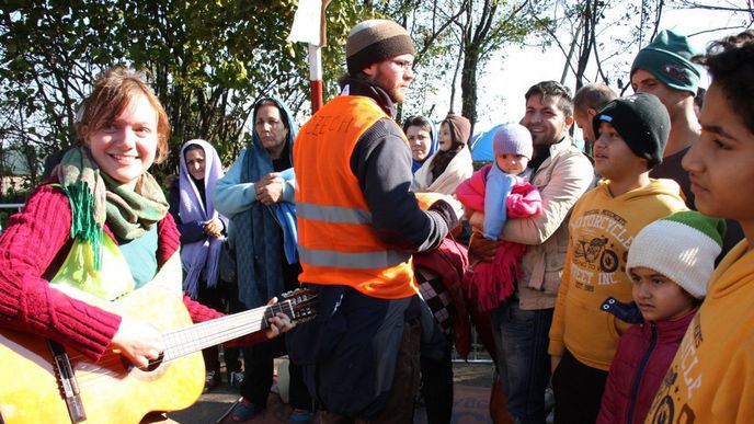 Na srbsko-chorvatském hraničním přechodu Berkasovo-Bapska, kudy procházejí uprchlíci, pomáhají dobrovolníci z takzvaného Czech Teamu. Snímek z 30. října Na srbsko-chorvatském hraničním přechodu Berkasovo-Bapska, kudy procházejí uprchlíci, pomáhají dobrovolníci z takzvaného Czech Teamu. Snímek z 30. října