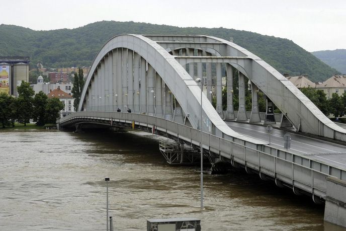 Řeka Labe v úterý 4. června pod Benešovým mostem v Ústí nad Labem. Řeka Labe v úterý 4. června pod Benešovým mostem v Ústí nad Labem.